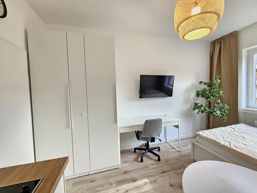 Erstbezug nach Sanierung, Teilmöbliert in zentraler Lage zimmer