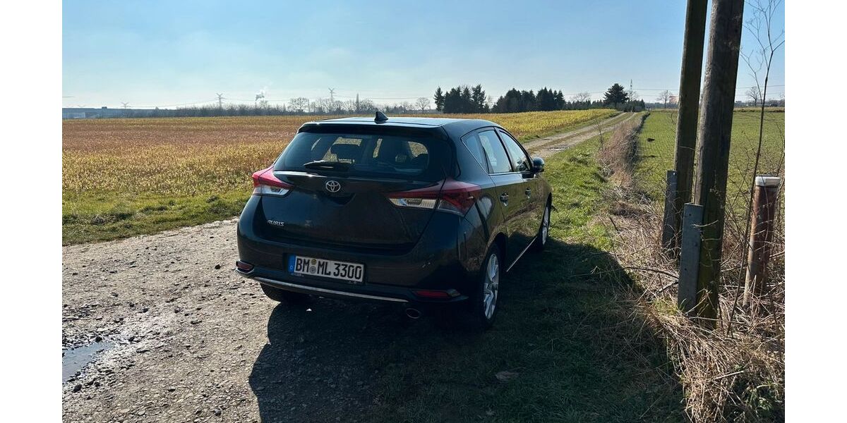 Toyota Auris 93.600 km 10.200 &euro; Leverkusen 51373