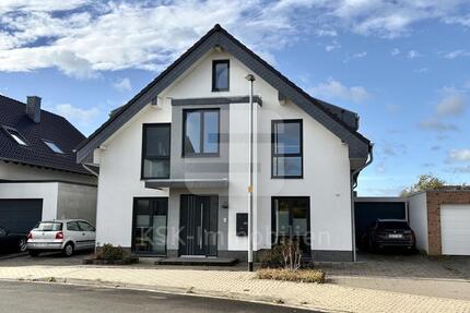 Exklusive 4-Zimmer-Dachgeschosswohnung mit Balkon, Klimaanlage und stilvollem Ambiente zimmer