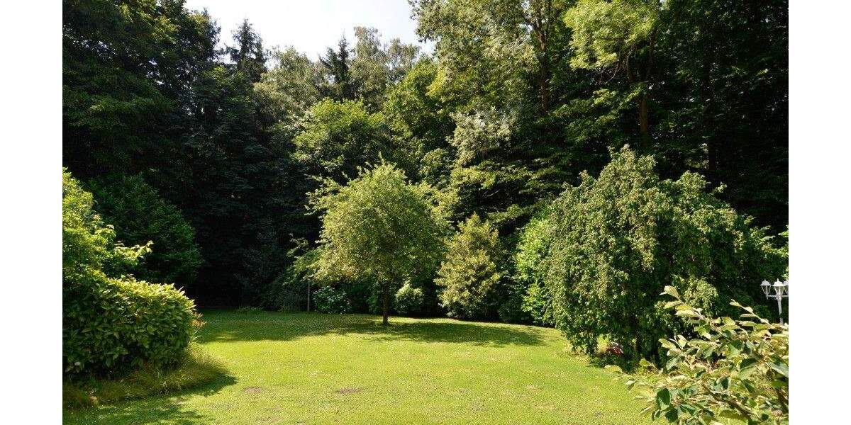 Großzügige 2 Familien-DHH mit Aufstockungs- und Anbaumöglichkeiten * ca. 1.848 m² parkähnlicher Grund mit Direktangre... 6 zimmer