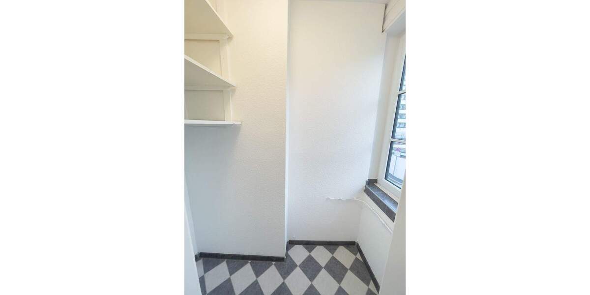 Sanierte Wohnung mit Parkett, EBK und großer Außenterrasse & Glasfaseranschluss in zentraler Lage 4 zimmer