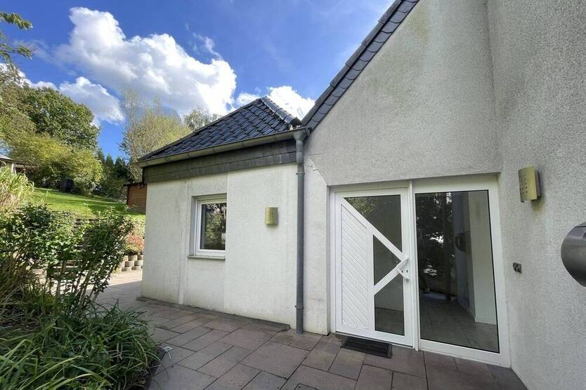 Stilvolles Generationenhaus: DHH, 7 Zimmer, 3 Bäder, großer Garten, Stellplatz