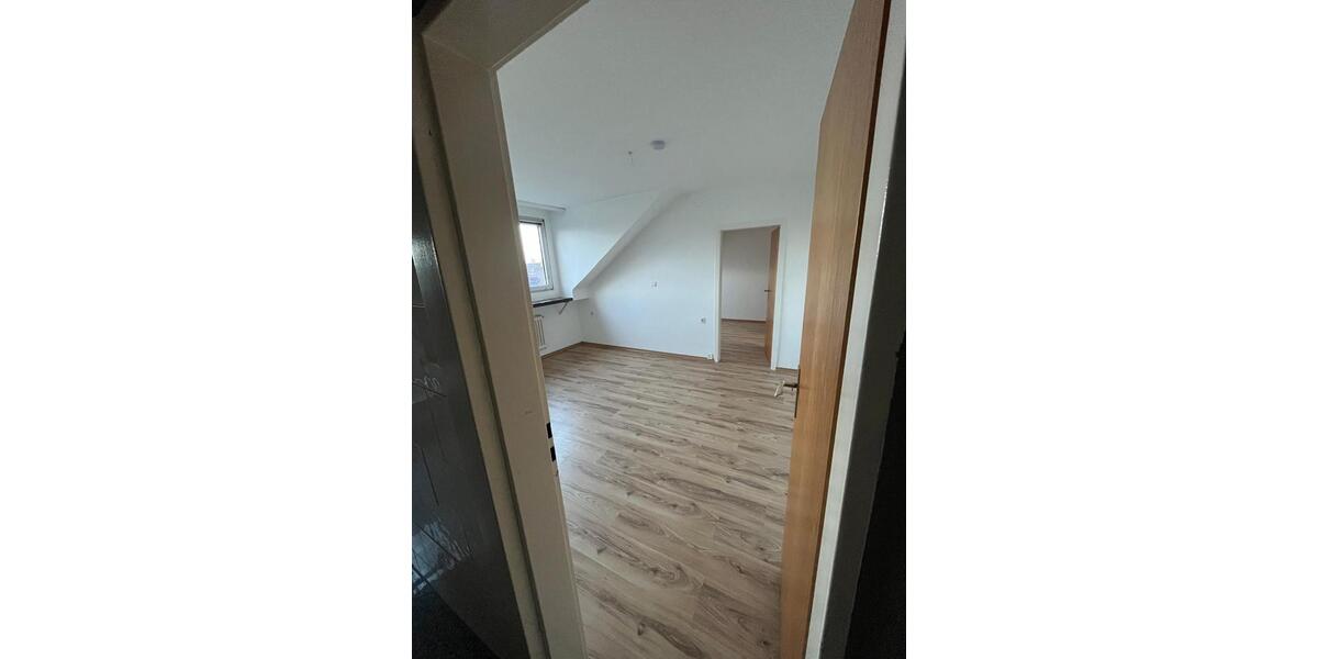 Dachgeschoßwohnung Meerbusch Kierst - 3.5 Zimmer, 85 m&sup2;, 1.067&euro; | Angebot:26413477