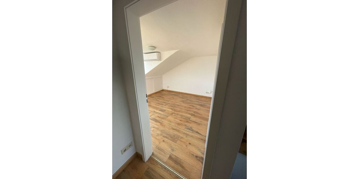 Provisionsfrei* SOFORT FREI! Rhein-nah - 2-Zm Penthouse Oberkassel - renoviert, Klimaanlage Einbauküche 55m² - Einfamilienhaus Düsseldorf Oberkassel | Angebot:27074522