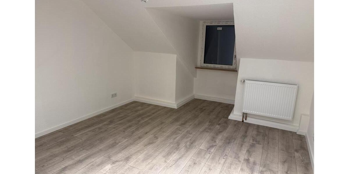Dachgeschoßwohnung Duisburg Rheinhausen - 4.5 Zimmer, 90 m&sup2;, 900&euro; | Angebot:25142369