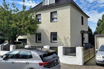 Freistehendes Zweifamilienhaus mit Garage 9 zimmer