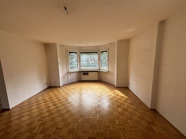 Große leerstehende 3,5 Zi.- Wohnung in ruhiger Top-Lage mit großem Balkon und Garage