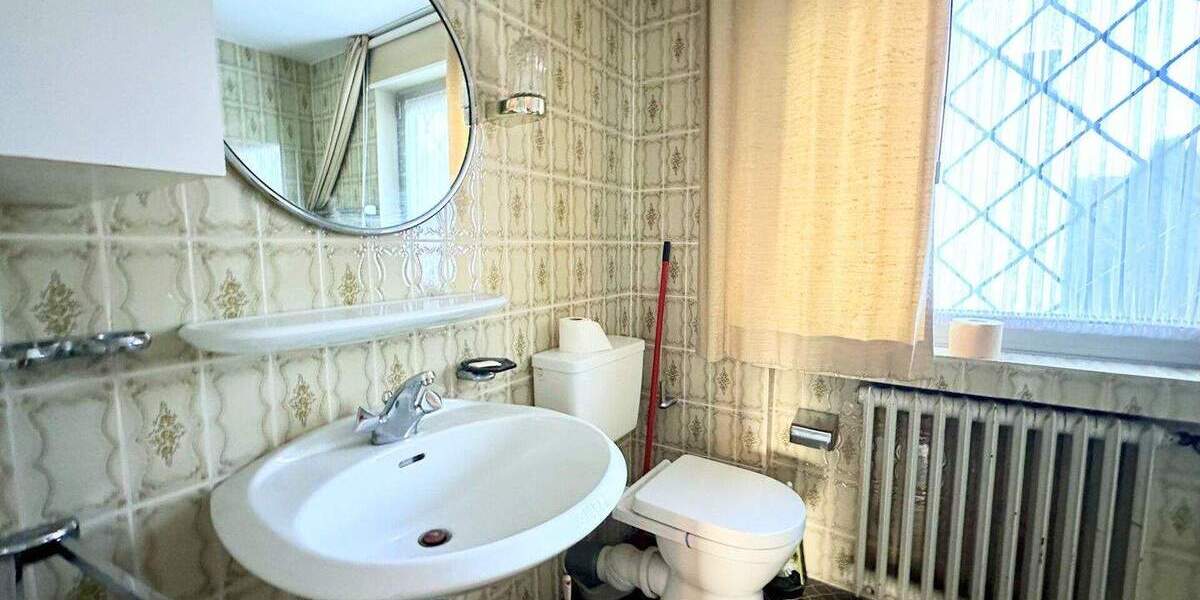 Freistehendes Einfamilienhaus, 8-Zimmer mit großem Grundstück in begehrter Lage von Hilden 8 zimmer