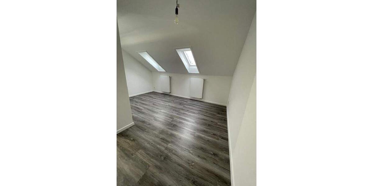 Erstbezug nach Komplettsanierung! Helle 3-Raum Dachgeschosswohnung mit Balkon in zentraler Lage 3 zimmer