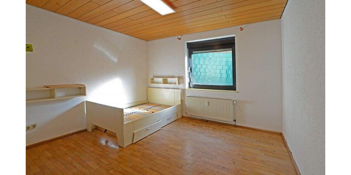 Zweifamilienhaus mit Einliegerwohnung - großer Garten und 3 Garagen 8 zimmer
