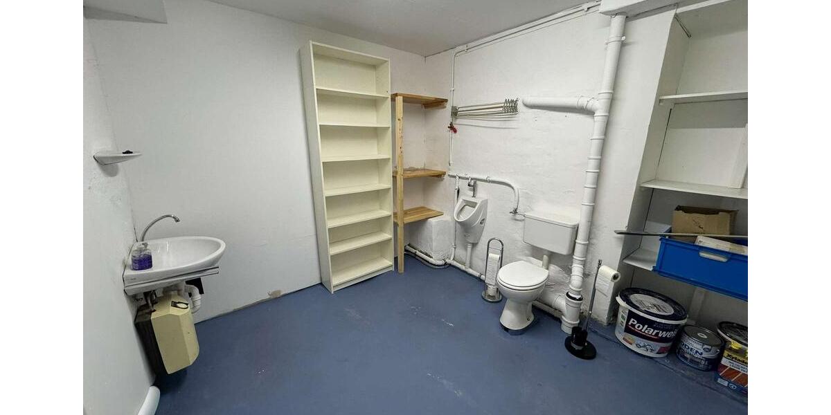 Helle, vielseitig nutzbare Gewerbefläche mit Bürocharakter und Parkmöglichkeiten zimmer