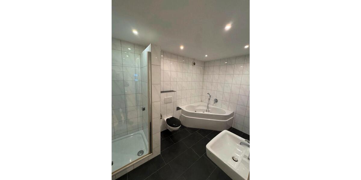 Erdgeschoßwohnung Grevenbroich Neuenhausen - 4 Zimmer, 135 m&sup2;, 1.400&euro; | Angebot:25718296