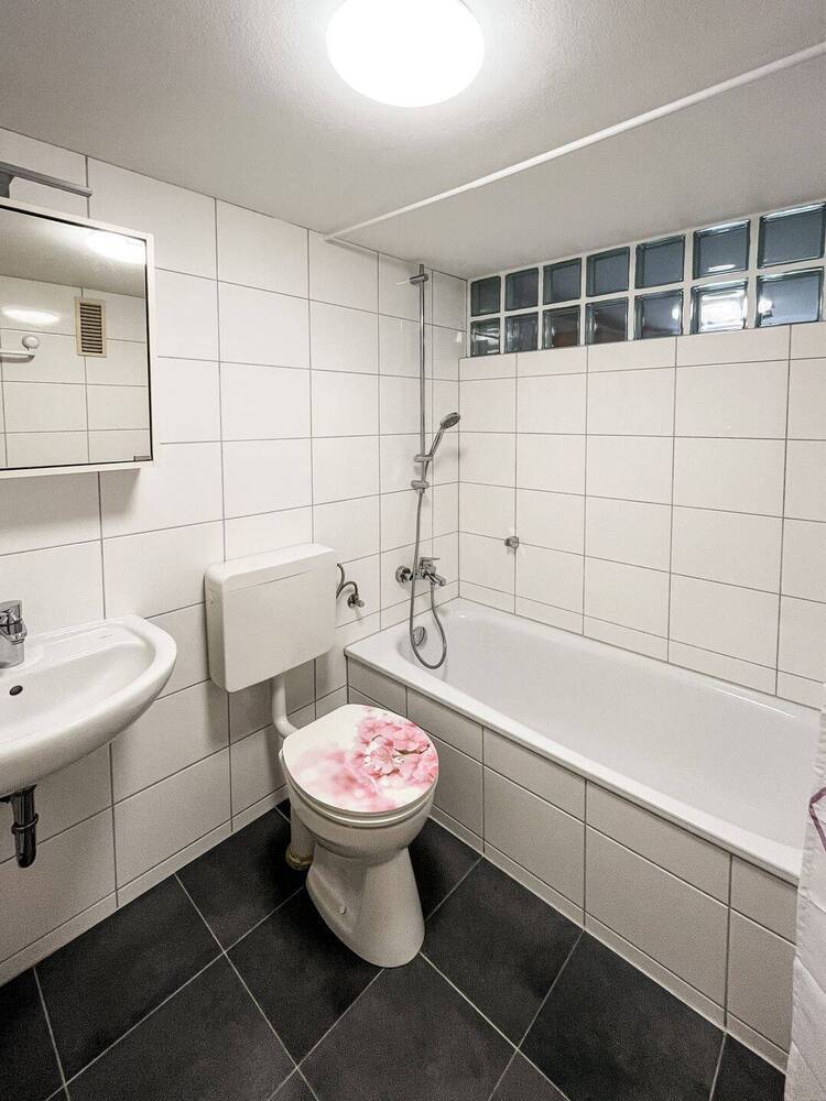 Holzheim: Sonnige 2-Zimmer-Wohnung mit ca. 60 qm im Tiefparterre - sofort frei