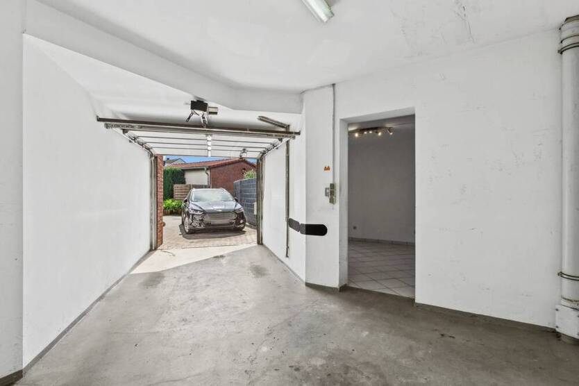 Haus-Feeling pur: 5-Zimmer-Wohnung mit Dachterrasse, eigenem Eingang & Garage