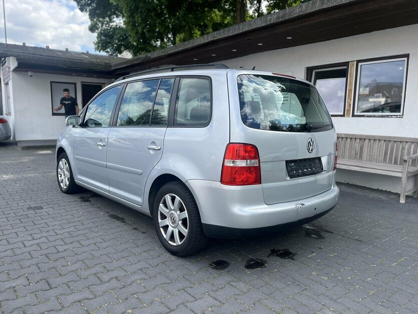 VW Touran Trendline / 7 Sitze / Kamera / Tempomat 249.000 km 3.900 € Mönchengladbach 41066