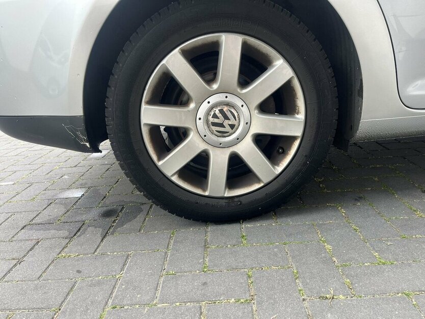 VW Touran Trendline / 7 Sitze / Kamera / Tempomat 249.000 km 3.900 € Mönchengladbach 41066