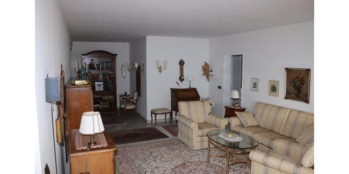 Toll geschnittene Wohnung mit Schwimmbad - provisionsfrei! 4 zimmer