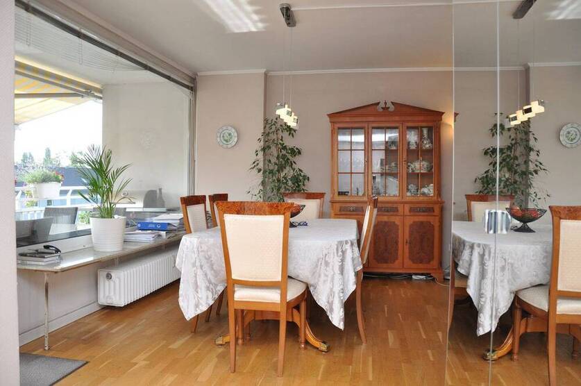 Familien aufgepasst: Wunderschöne 4. Zi.-Wohnung mit Sonnenbalkon und Lift