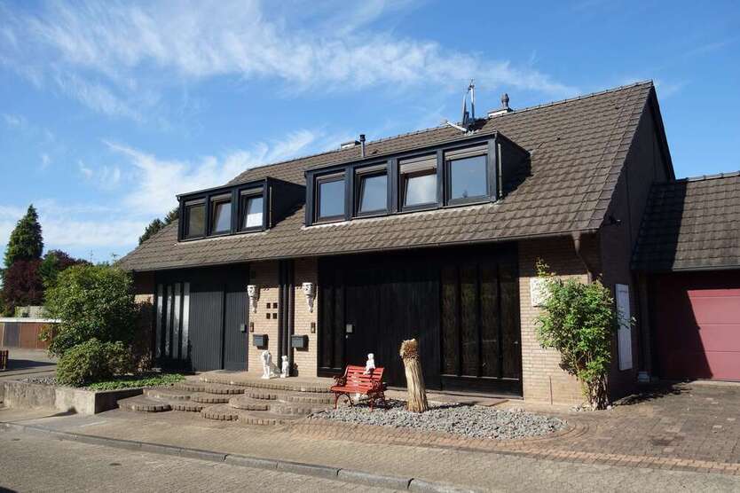 Haus zum Kaufen in Düsseldorf 870.000 € 237 m²