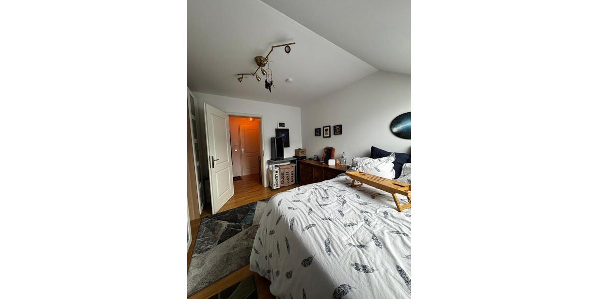 Sanierte 90qm DG-Wohnung mit Balkon, 2,5 Zi. ab 01.04.2026 D-Rath 2.5 zimmer