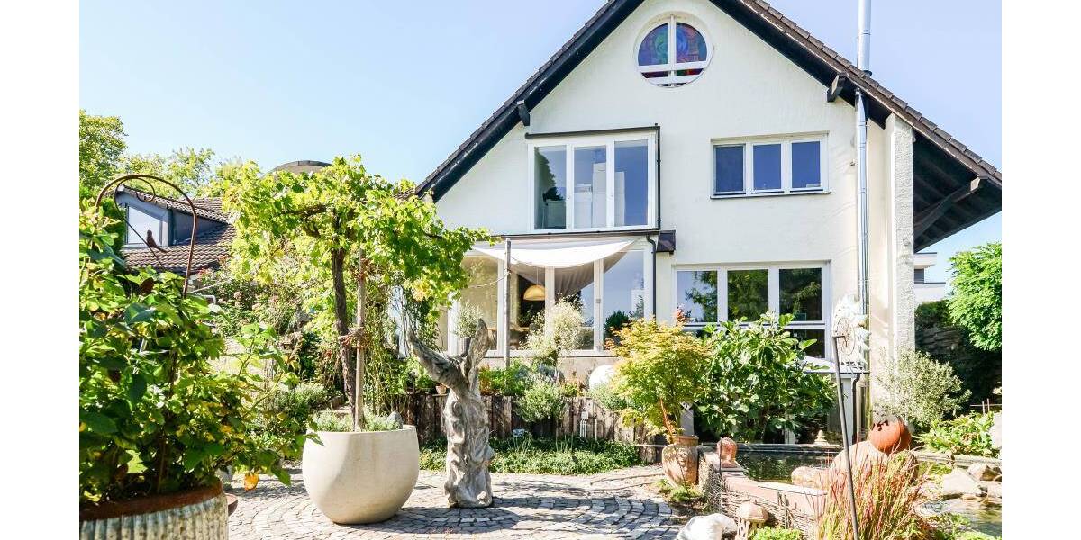 Exklusives Einfamilienhaus mit 2 Einliegerwohnungen* hochwertige Ausstattung * großzügige Raumaufteilung * Wellnessbe... 8 zimmer