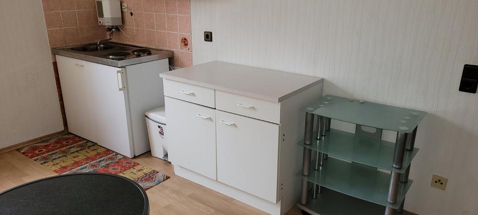 1 Zimmer ,möbliert . Tel.020384730 1 zimmer