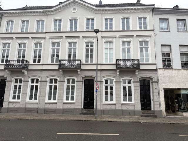 Wohnung zum Kaufen in Krefeld-Stadtmitte 215.000 € 77 m² 2 zimmer