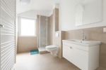 Lichtdurchflutete DG-Wohnung mit Süd-Loggia und Stellplatz in ruhiger, rheinnaher Lage von Neuss