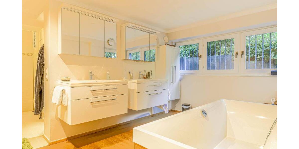 Exklusives Einfamilienhaus mit 2 Einliegerwohnungen* hochwertige Ausstattung * großzügige Raumaufteilung * Wellnessbe... 8 zimmer