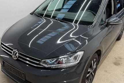 VW Touran 131.489 km 22.990 &euro; Neuss 41469