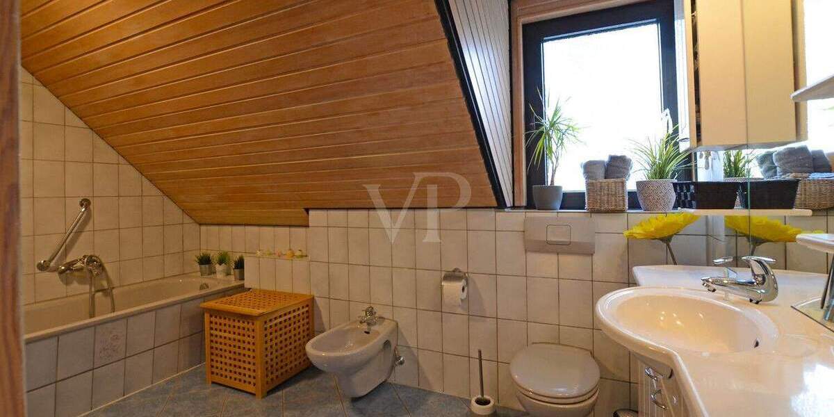 Zweifamilienhaus mit Einliegerwohnung - großer Garten und 3 Garagen 8 zimmer