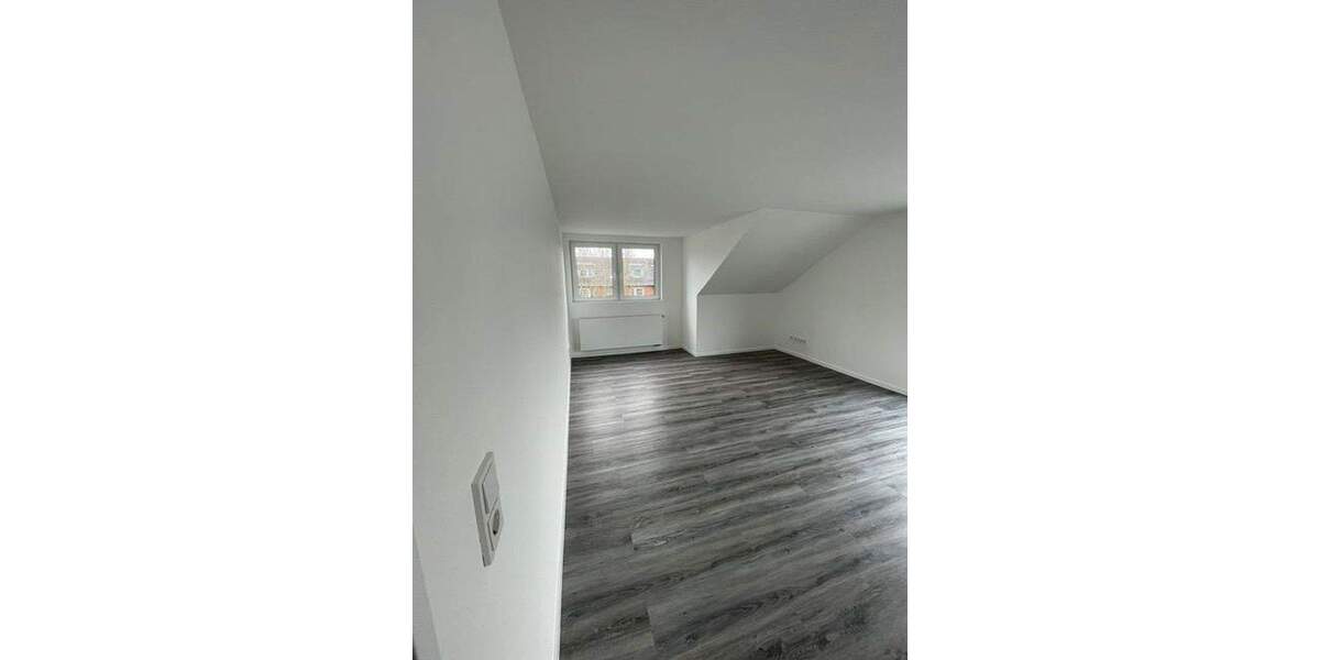 Erstbezug nach Komplettsanierung! Helle 3-Raum Dachgeschosswohnung mit Balkon in zentraler Lage 3 zimmer