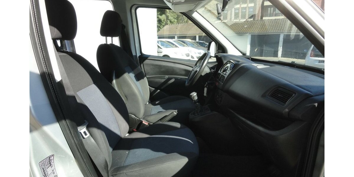 Opel Combo Edition 1,6 d Klima PDC SHZ AHK 5Sitzer 124.000 km 5.999 &euro; Neuss 41462