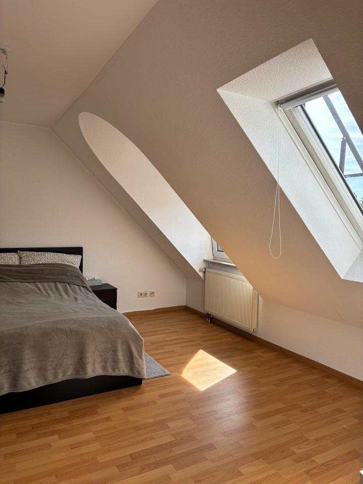 Sonnige Dachgeschoss Maisonette mit Balkon, Stellpl. & Garage
