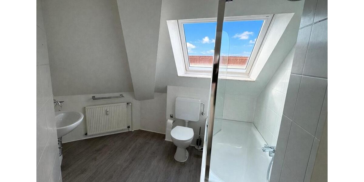 Lichtdurchflutete Dachgeschosswohnung in guter & zentraler Lage 2 zimmer