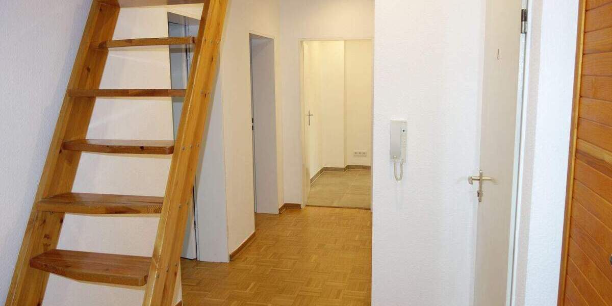 URDENBACH ALTBAU BEZUGSFREI KAMIN PARKETT GROßE KÜCHE GROßES BAD GROßER BALKON + 50 QM SPITZBODEN 3 zimmer