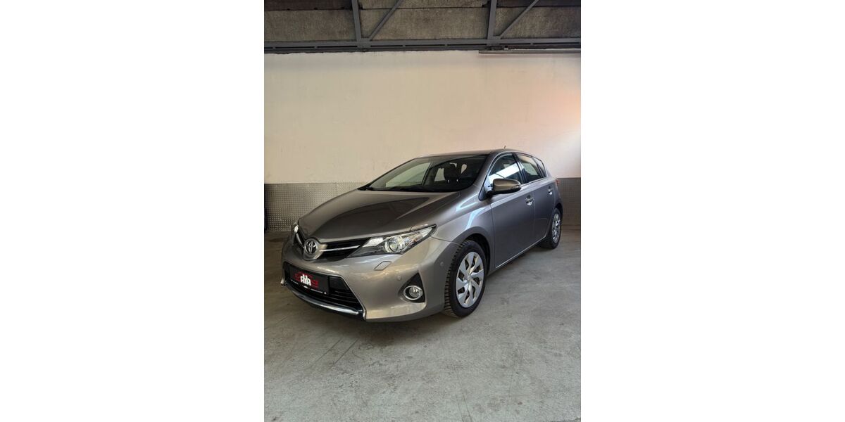 Toyota Auris 108.700 km 9.600 &euro; Solingen 42719
