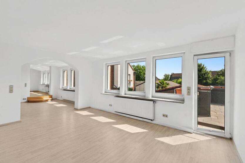 Haus-Feeling pur: 5-Zimmer-Wohnung mit Dachterrasse, eigenem Eingang & Garage