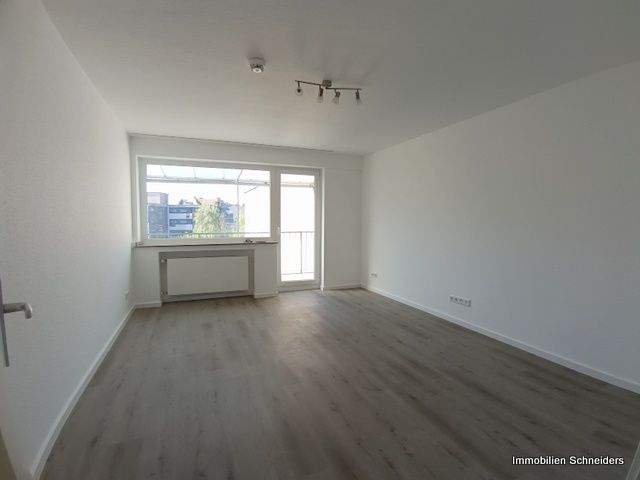 Düsseldorf-Oberbilk, Heerstraße 27 - Komplett sanierte Wohnung mit 2 Balkonen + Küchenzeile ab Oktober zu mieten !!