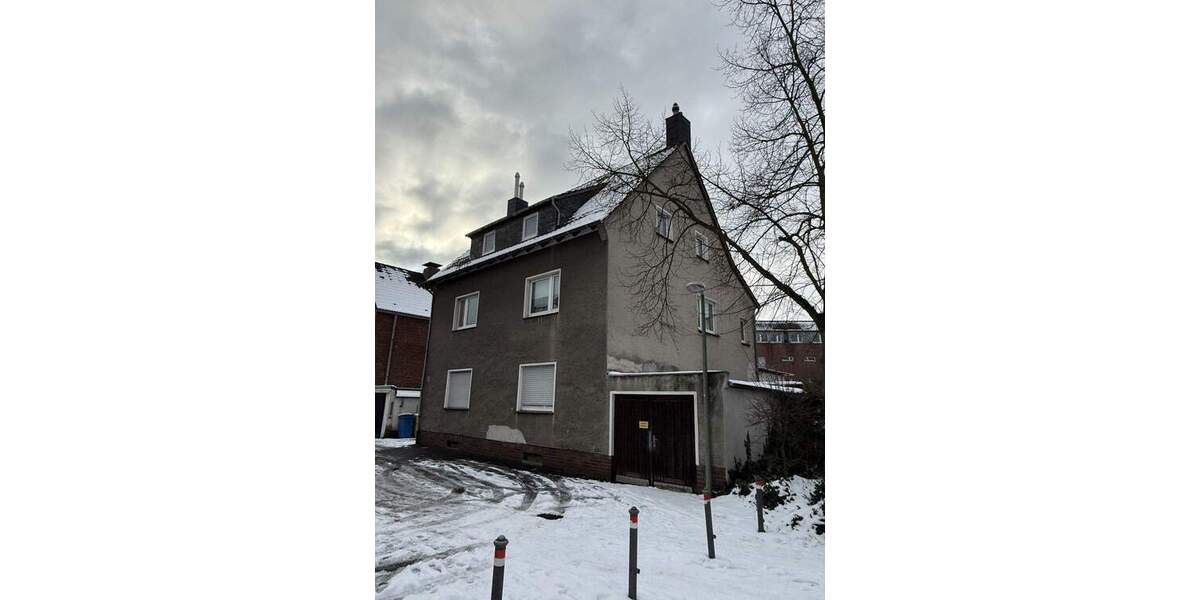 Mehrfamilienhaus mit drei Wohneinheiten und genehmigtem Anbau in Neuss 1 zimmer