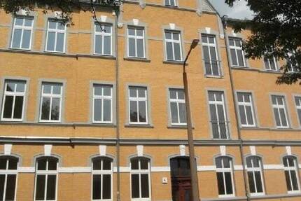2-R-Wohnung mit Einbauküche und Balkon, Nähe Theater, 2.OG