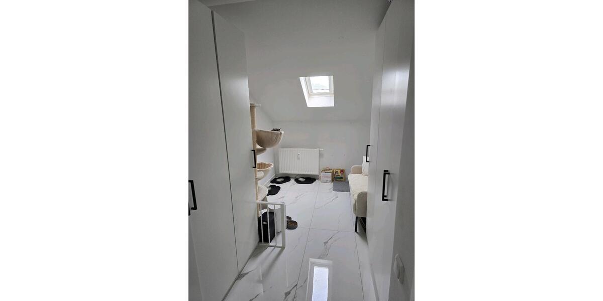 Dachgeschoßwohnung Duisburg Mittelmeiderich - 3.5 Zimmer, 85 m&sup2;, 1.350&euro; | Angebot:25287098