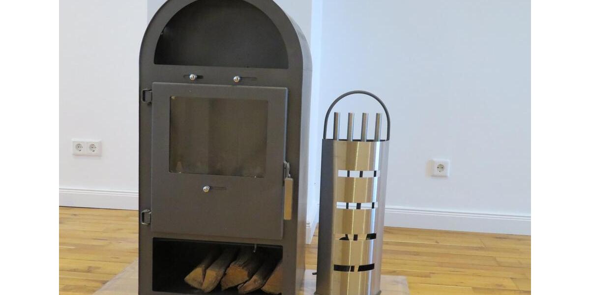 LED - Spots, Glattputz, Massivholzdielen, in der Mitte ein Kamin 4 zimmer