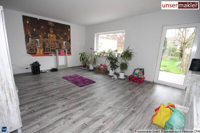 Gepflegtes Dreifamilienhaus zzgl. App. 2x Garagen und Traumgarten