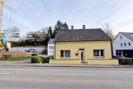 Geschichte mit Gegenwart verbinden -teilmodernisiertes Einfamilienhaus mit Baugrundstück. 5 zimmer