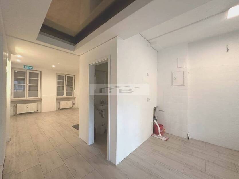 Köln Altstadt: Vielseitige Gewerbefläche mit 2 verbundenen Etagen u. kl. Außenbereich ab ca. 112025