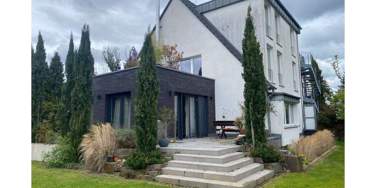 PERFEKTES INVESTMENT: MFH MIT GROßER GARAGE IN D-UNTERRATH zimmer