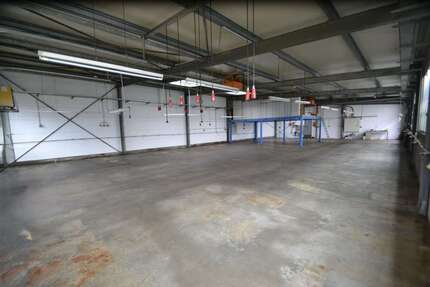 Halle in Hilden 2.495 € 325 m²