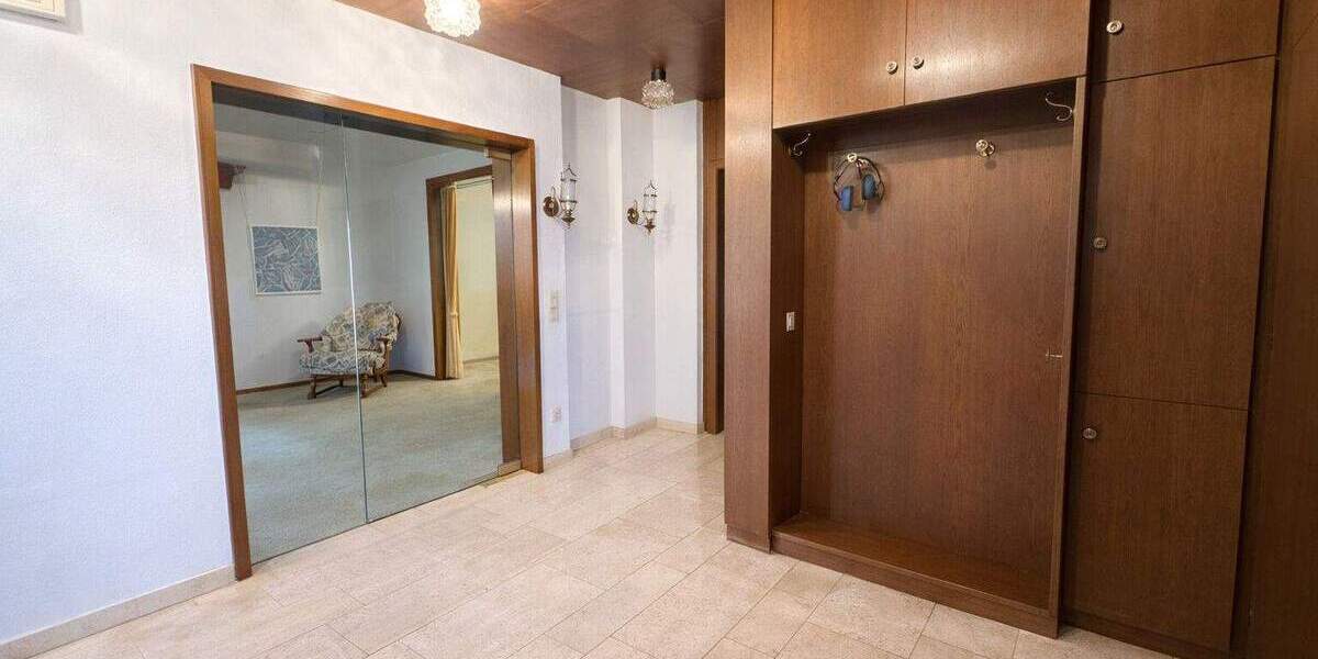 Freistehendes Einfamilienhaus, 8-Zimmer mit großem Grundstück in begehrter Lage von Hilden 8 zimmer