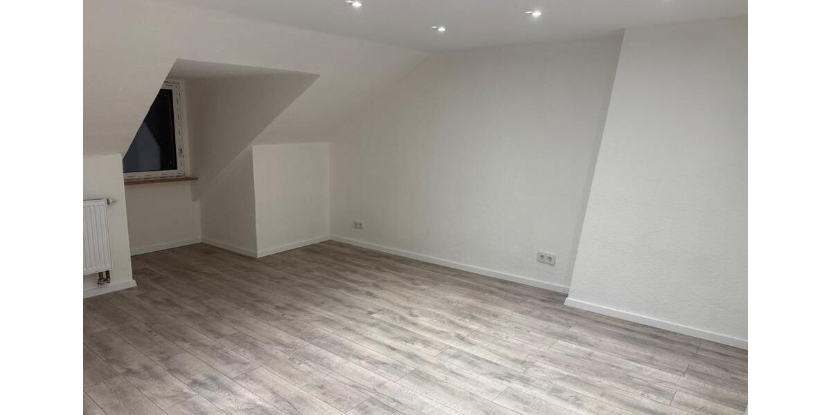 Dachgeschoßwohnung Duisburg Rheinhausen - 4.5 Zimmer, 90 m&sup2;, 900&euro; | Angebot:25142369